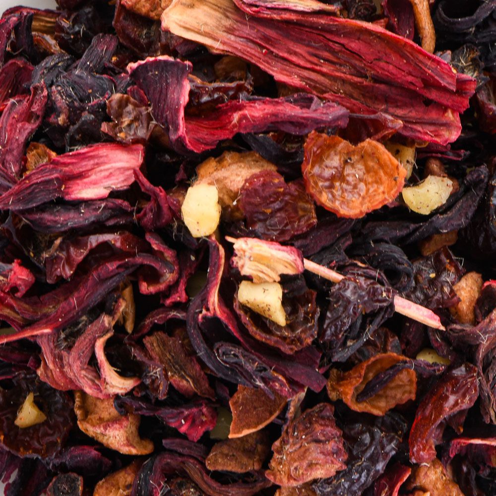 Weihnachten 1 Weihnachten Früchtetee, Ein Hauch von Weihnachten in jeder Tasse. Früchtetee mit Lebkuchen-Aroma – wie ein Spaziergang über den Weihnachtsmarkt. Wenn draußen der Schnee fällt und der Duft von gebrannten Mandeln in der Luft liegt, passt nur eines: eine Tasse unseres Weihnachtstees. Mit Hibiskus, Hagebutte, Apfel und Mandelstücken verführt dieser Tee mit süß-würziger Lebkuchen-Note.