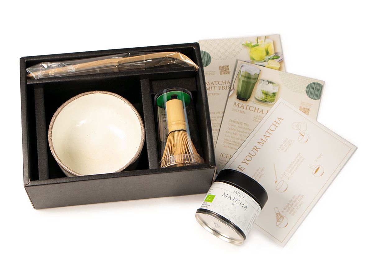 Geschenkset_matcha_idsteiner_teeladen_2 Matcha Geschenkset mit Schale, Besen, Löffel Premium Matcha k.b.A. 30 g inkl. 3 Produktkarte