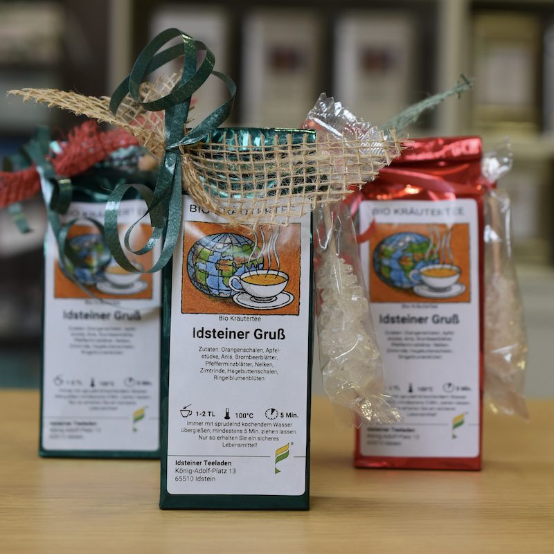 Idsteiner Gruß – Kräutertee-Geschenkset Ein Stück Idstein zum Verschenken: Bio-Kräutertee ohne Zucker oder Aroma, mit feinem Kandis-Stick.