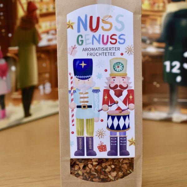 Nuss Genuss zieht dich in seinen Bann wie ein Magnet, mit seinem Duft nach frisch gebackenem Fruchtkuchen und gerösteten Nüssen.